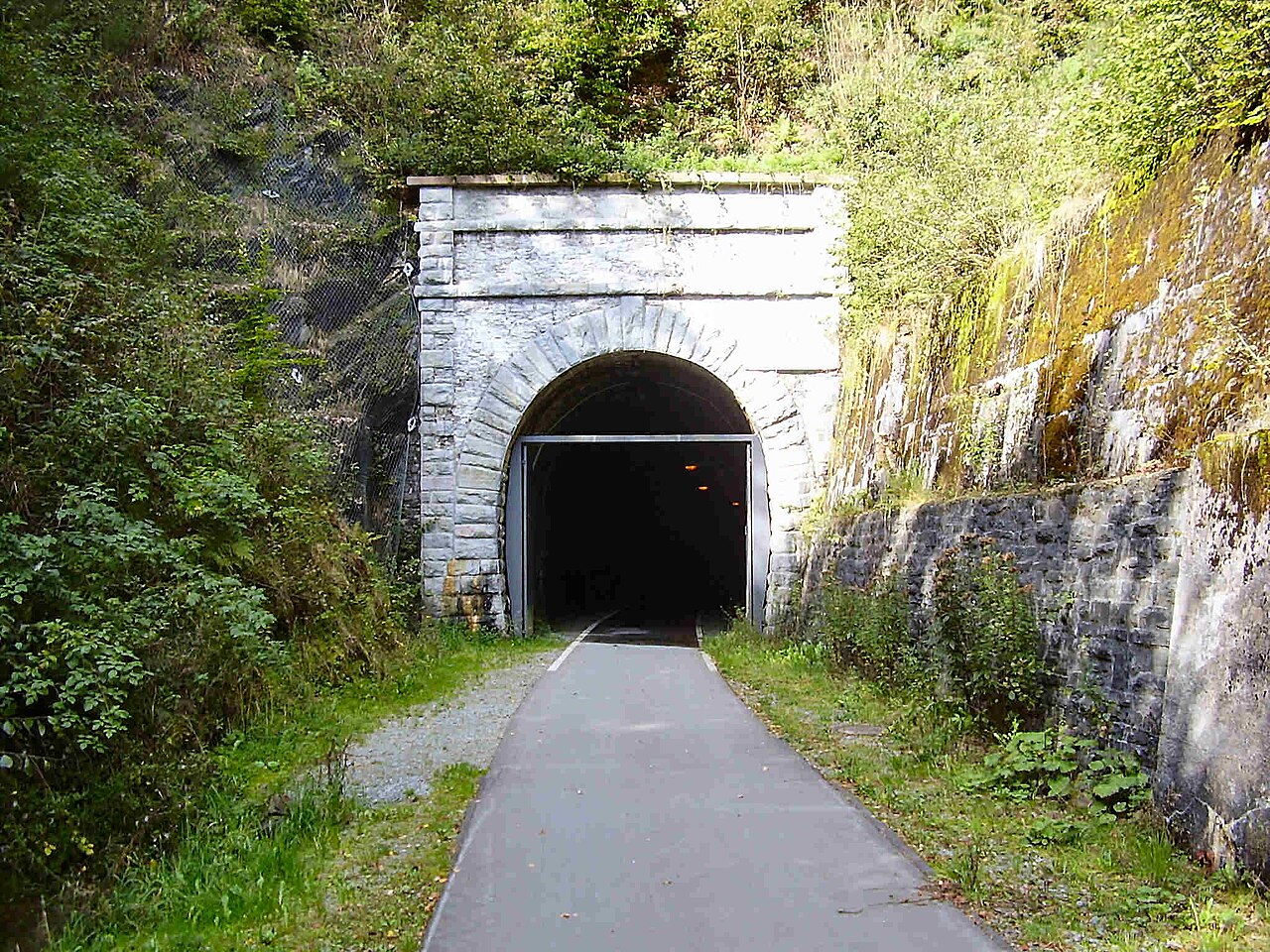 Ostportal des Fledermaustunnels am SauerlandRadring